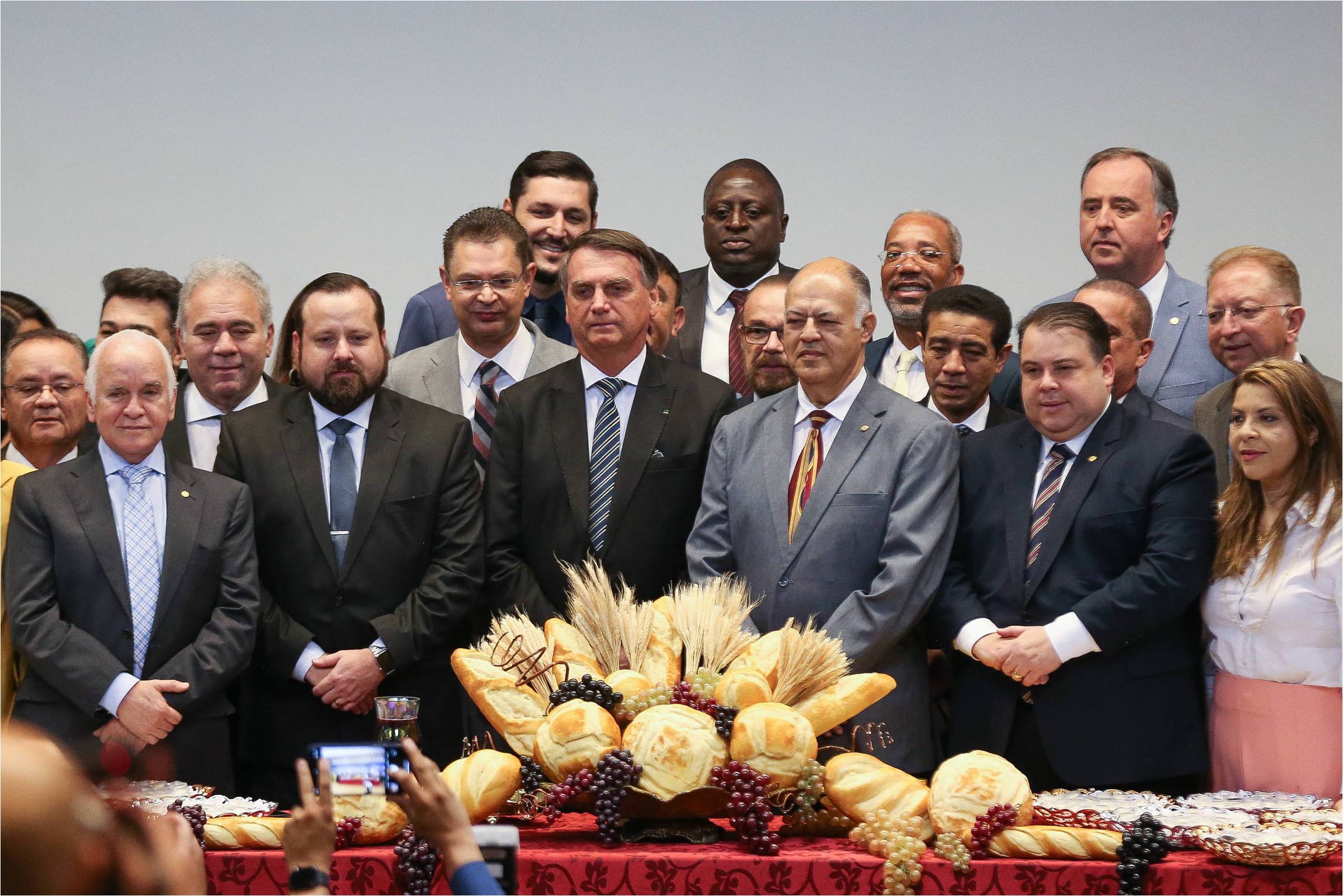 Frente Evangélica contesta prisão de Bolsonaro e abre ‘cisma’ na Câmara