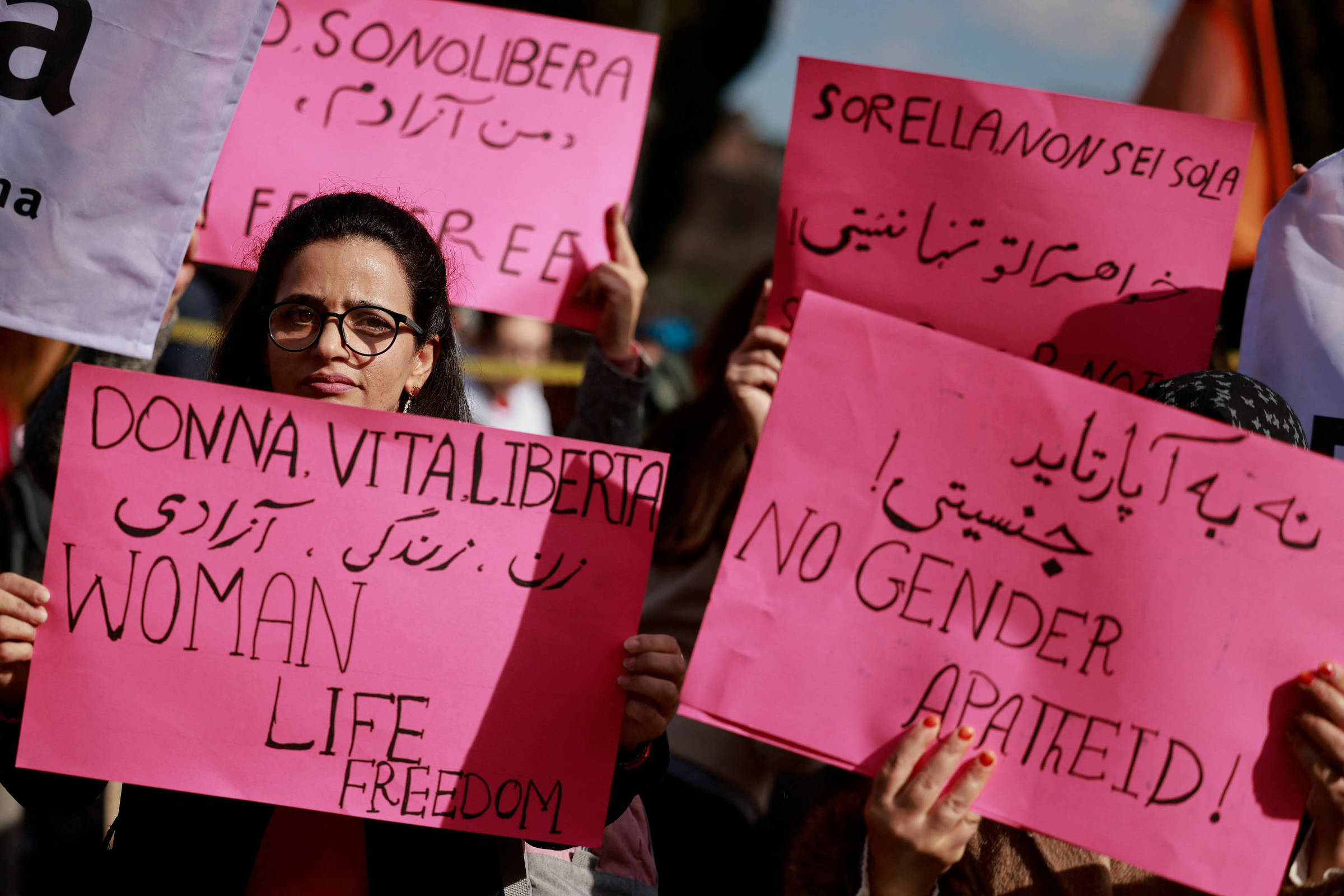 Falta de visto e de rede de apoio dificulta que brasileiras na Itália denunciem violência doméstica