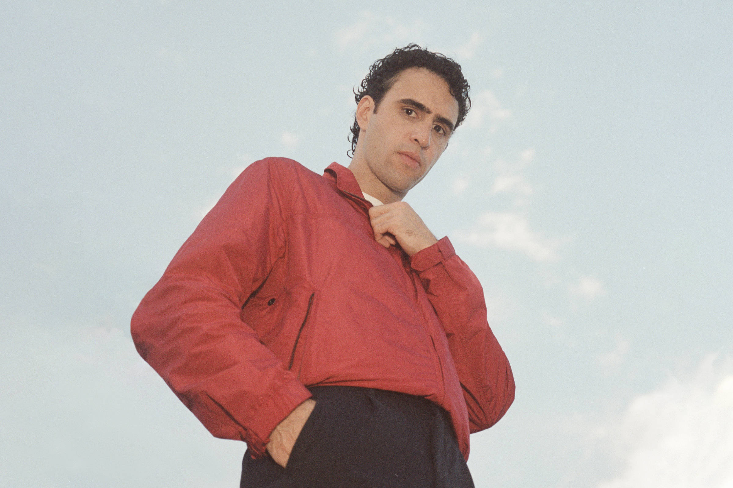 Zeca Veloso canta com o pai, Caetano, e reflete o tempo da fé em seu primeiro álbum