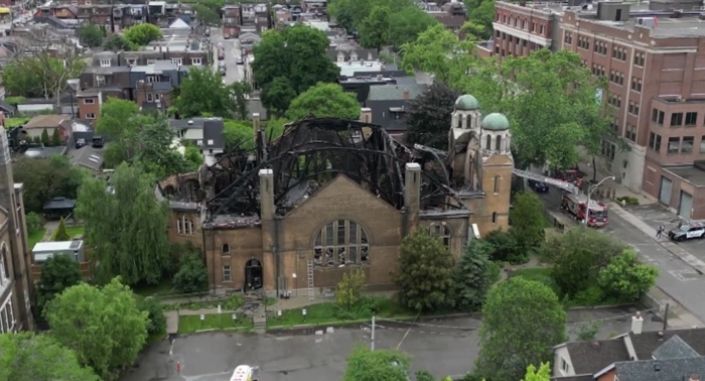 Incêndio destrói igreja histórica no Canadá e Polícia suspeita de ataque
