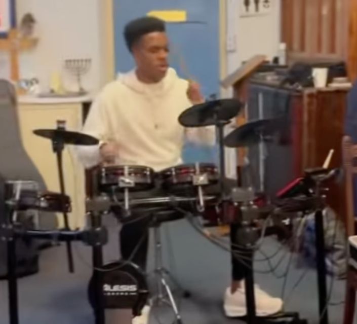 Estevão, do Chelsea e Seleção, viraliza tocando bateria na igreja