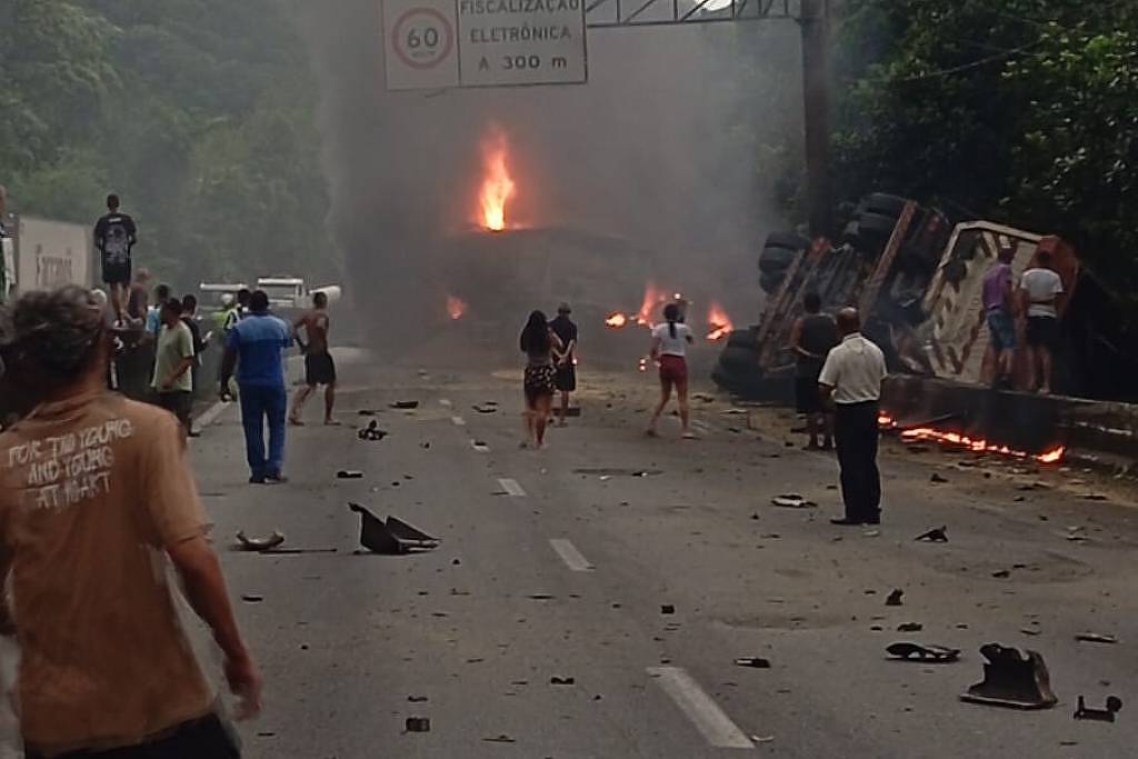 Dois morrem em batida de caminhões, e rodovia Anchieta é parcialmente interditada
