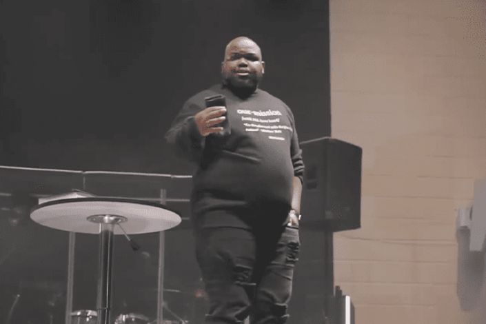 Igreja demite pastor após agressão a enteado com fio de extensão