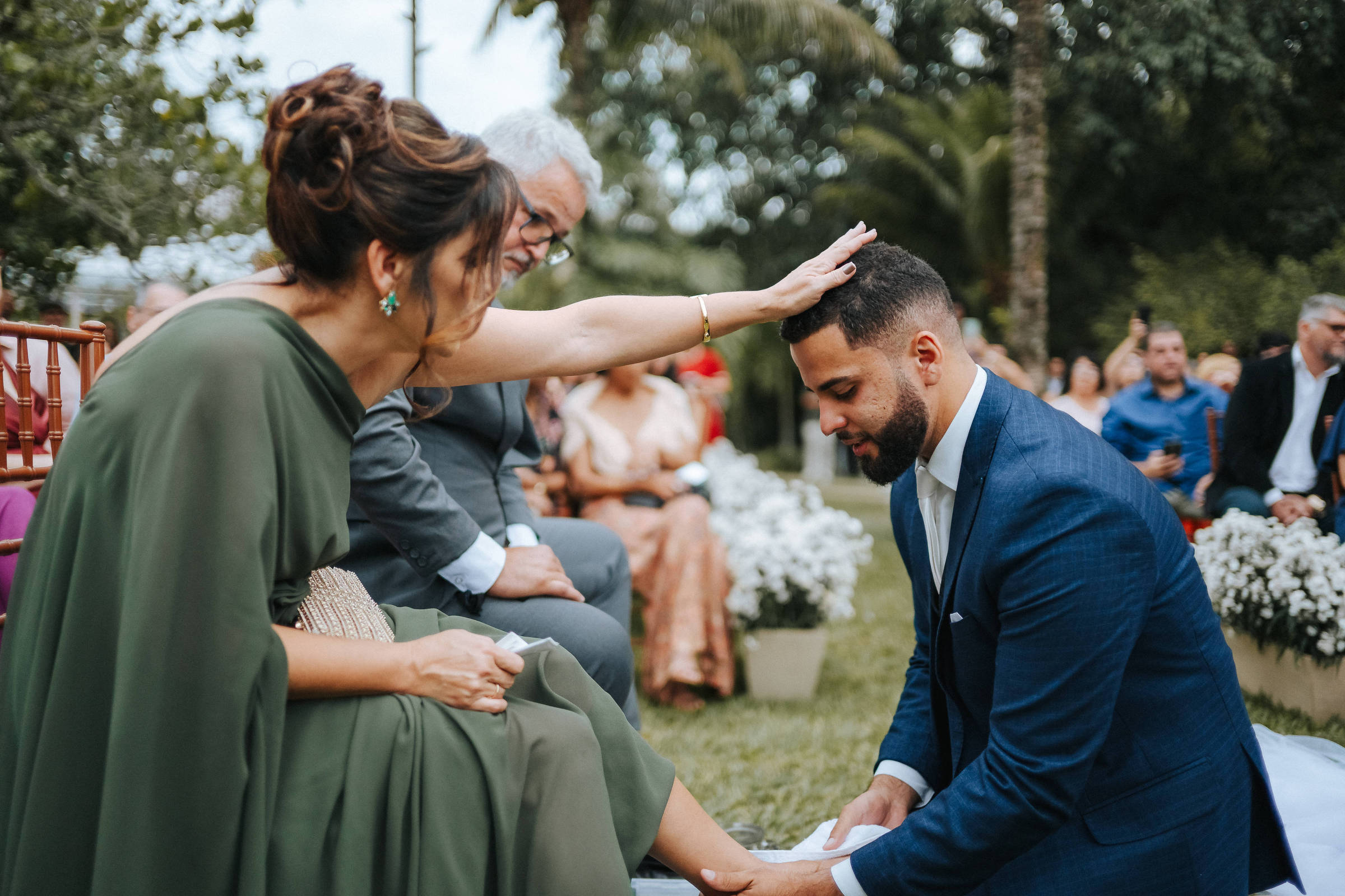Noivos lavam os pés dos pais durante casamento; veja vídeo