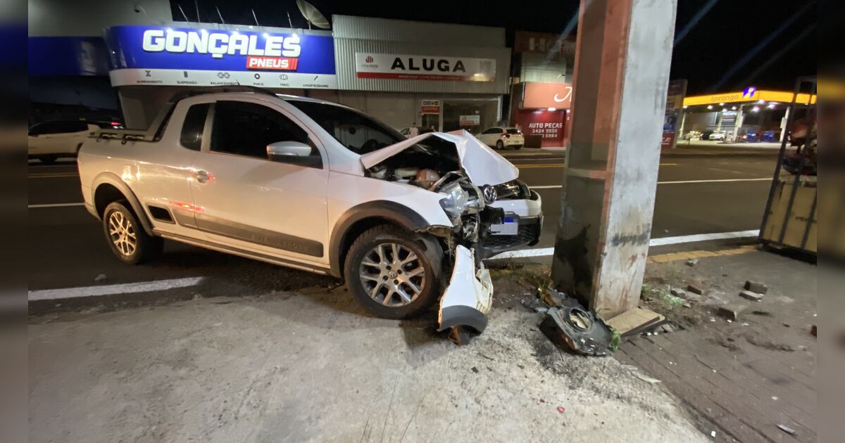 Saveiro bate em poste e mobiliza bombeiros e PRF em Apucarana