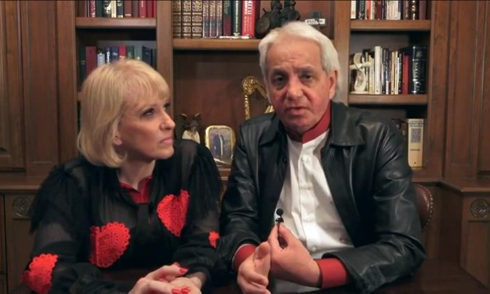 Televangelista Benny Hinn e sua esposa finalizam o divórcio pela segunda vez