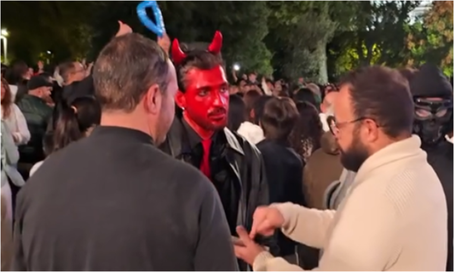 Dia das Bruxas se converte em ação evangelística e quase 1.000 jovens se entregam a Cristo