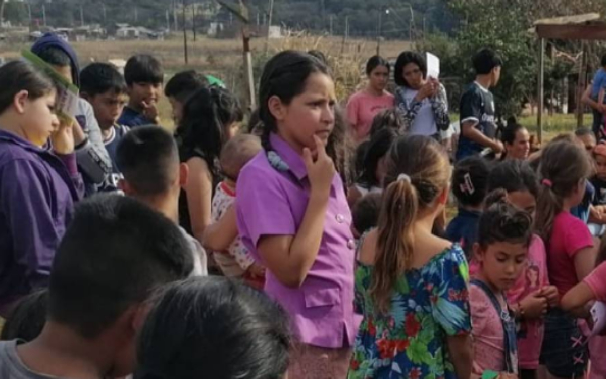 Ação missionária conduzida por brasileira atende crianças em comunidade do Paraguai