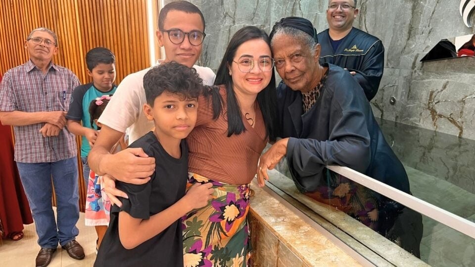 Quatro décadas de orações resultaram na conversão e batismo de idosa de 85 anos