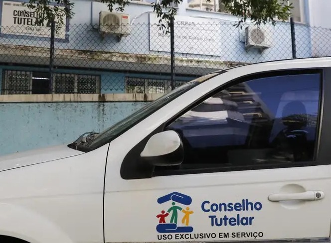 Pai abandona filha no Conselho Tutelar após ela por fogo em casa