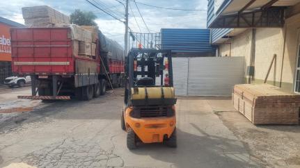 Polícia Militar apreende caminhão com 48 m³ de madeira irregular em Várzea Grande