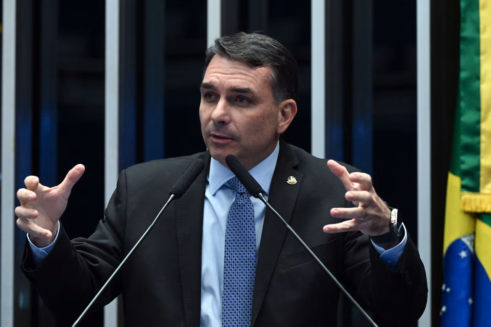 Pré-candidatura de Flávio à Presidência é tática para herdar ‘espólio político’ do pai, dizem analistas