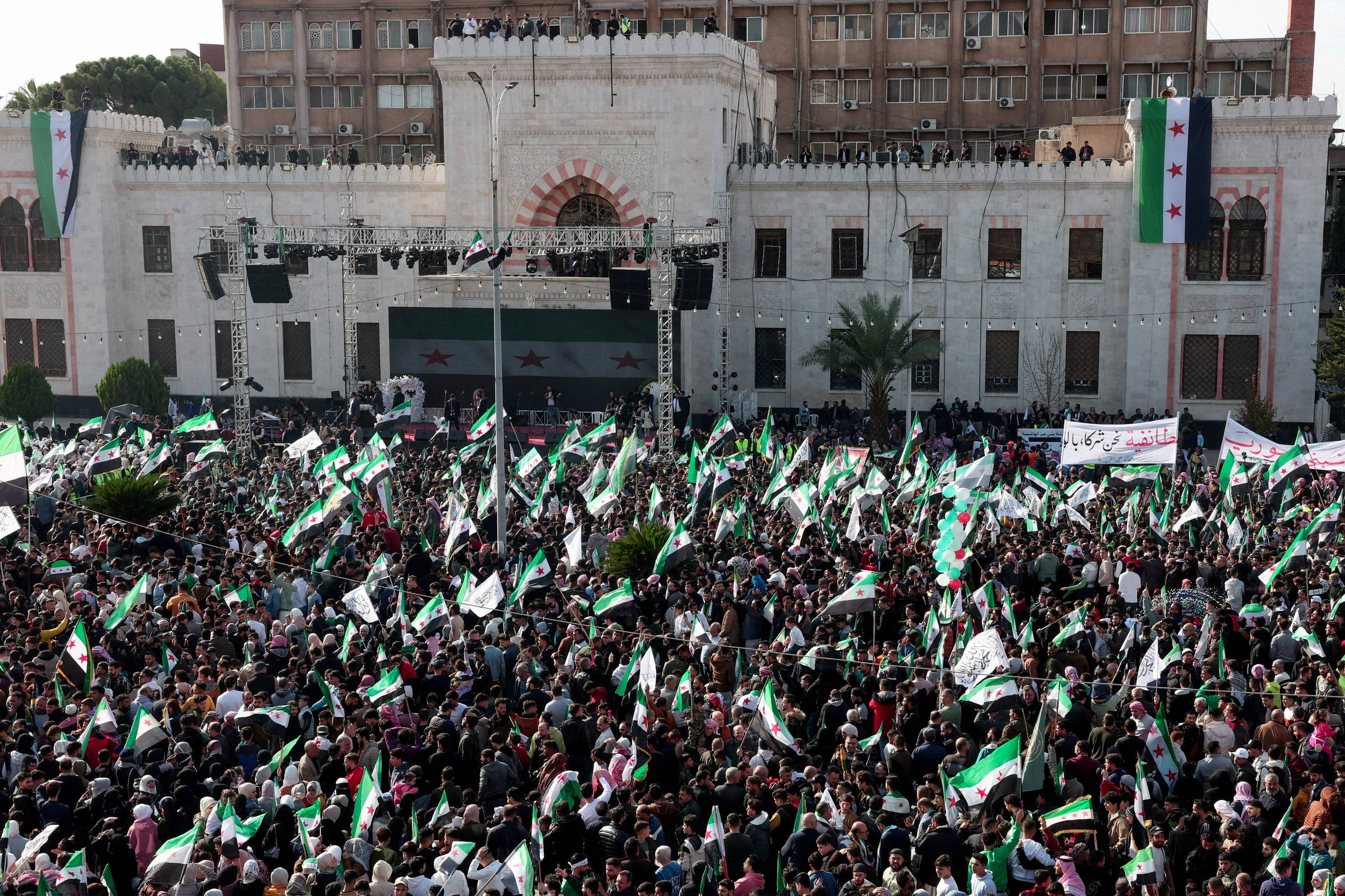 Uma no após queda de Assad, Síria ainda busca estabilidade