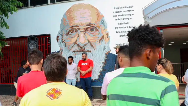 O método Paulo Freire alicia estudantes para a seita woke