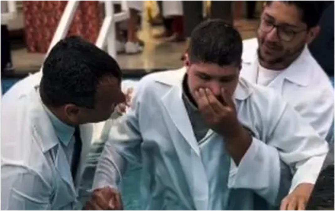 Batismo de jovem autista emociona com lição de fé e inclusão em igreja evangélica