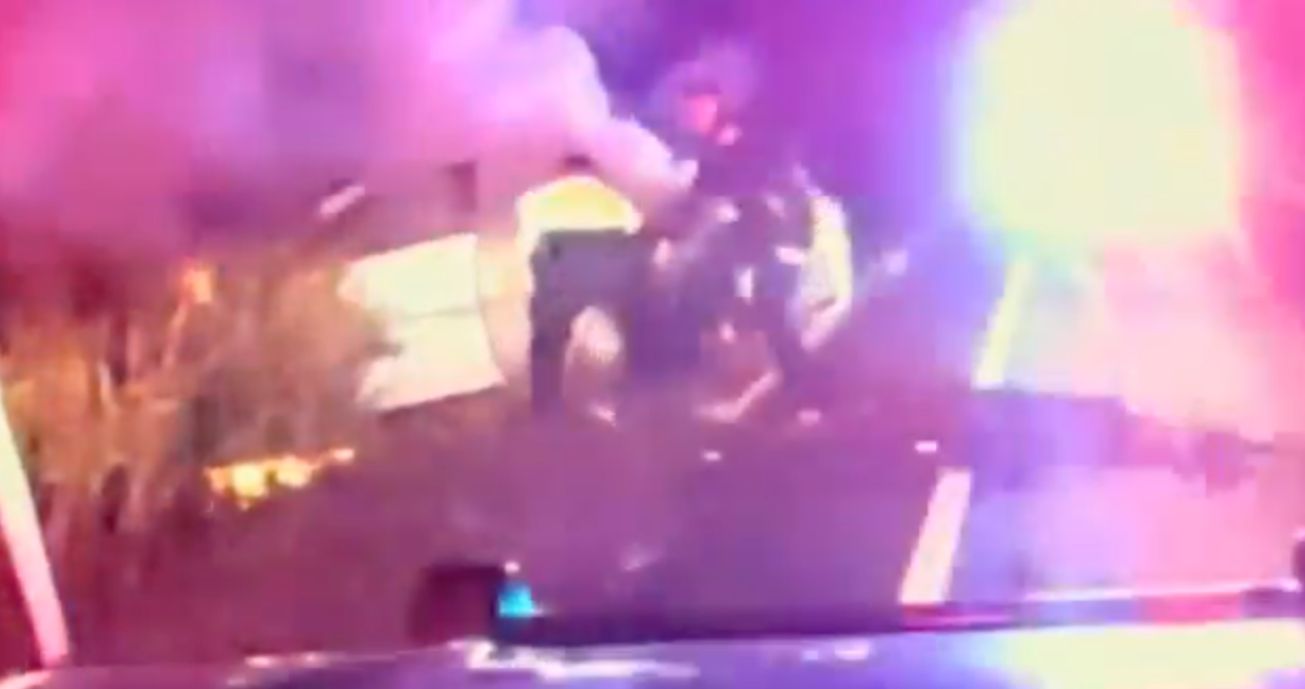 ‘Um milagre’: policiais resgataram homem inconsciente de carro em chamas