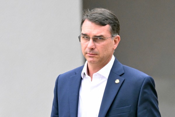 Flávio Bolsonaro se reúne com empresários em SP e diz que é versão mais 'moderada e equilibrada' do pai