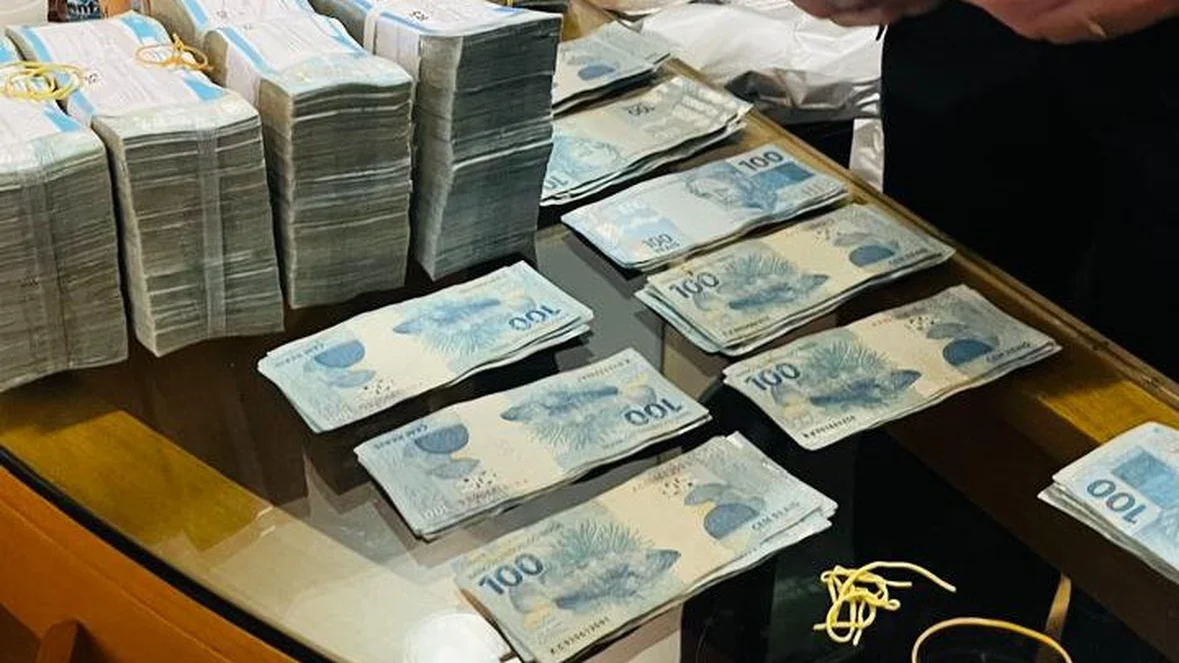 PF apreende R$ 430 mil em dinheiro vivo na casa de líder do PL Sóstenes Cavalcante