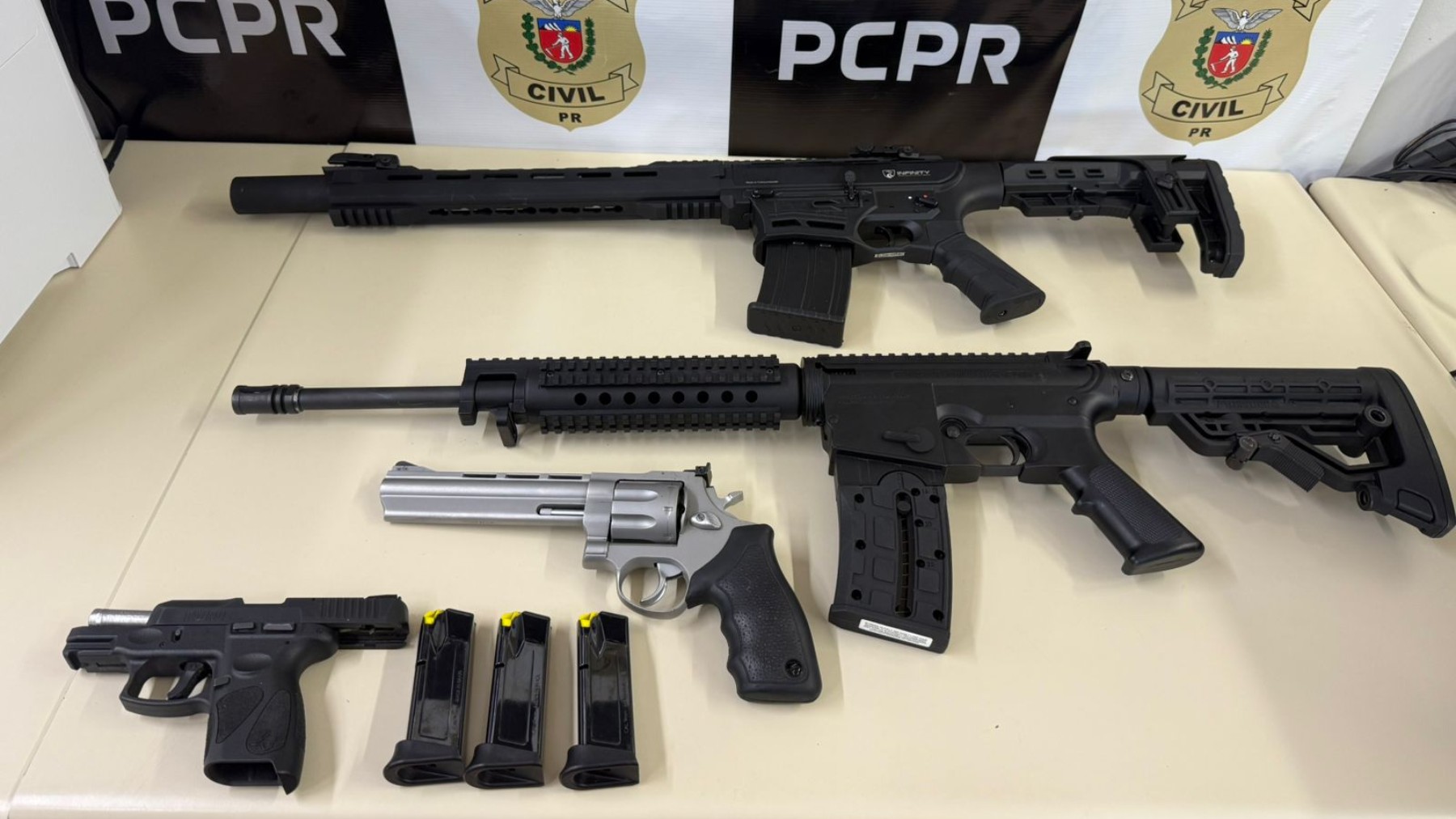 Polícia apreende fuzil e outras armas com homem investigado por agredir e ameaçar a ex-companheira, no Paraná