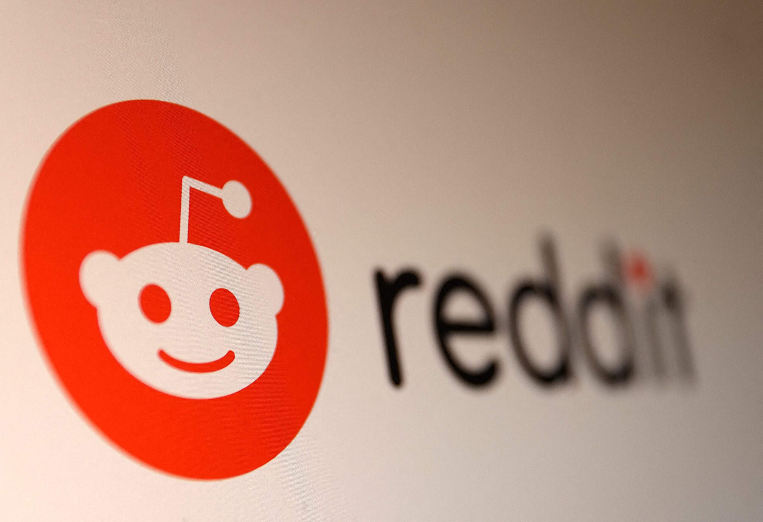 'Crianças tiveram seus dados coletados': Reddit é multado em R$ 100 mi no Reino Unido