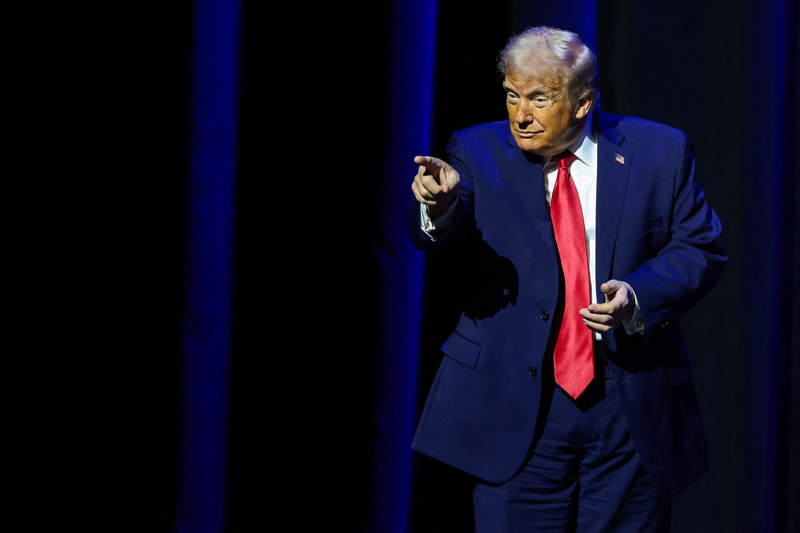 Trump impõe tarifa de 25% sobre importações de alguns chips de IA