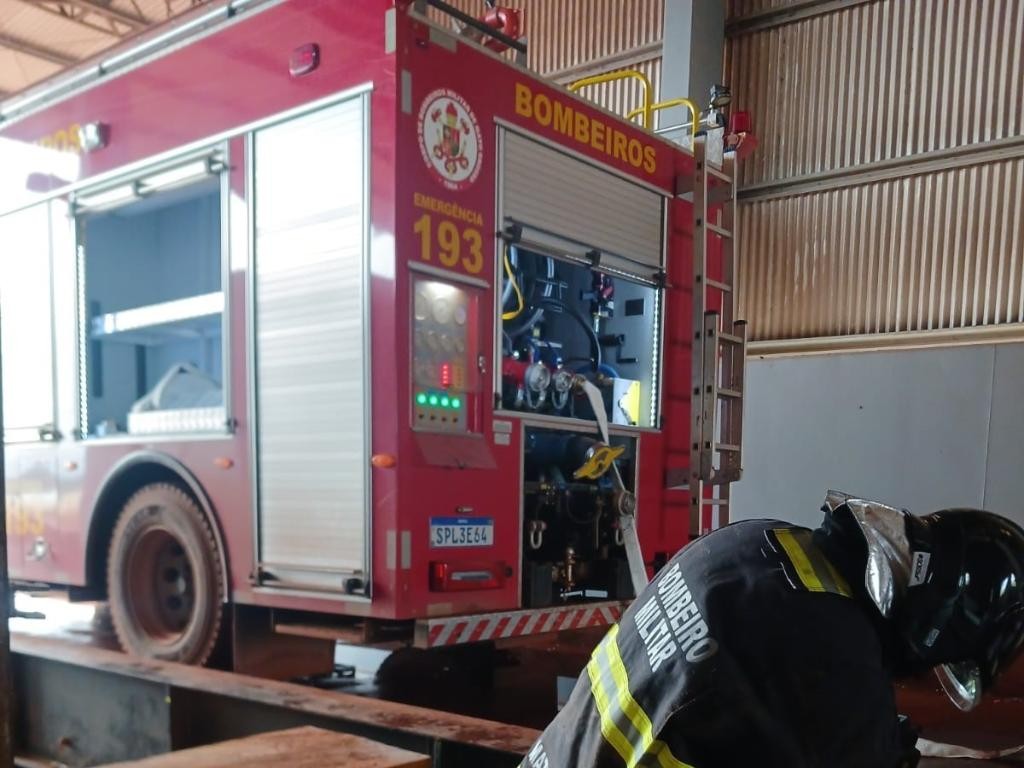 Corpo de Bombeiros combate incêndio em silo secador de grãos em fazenda