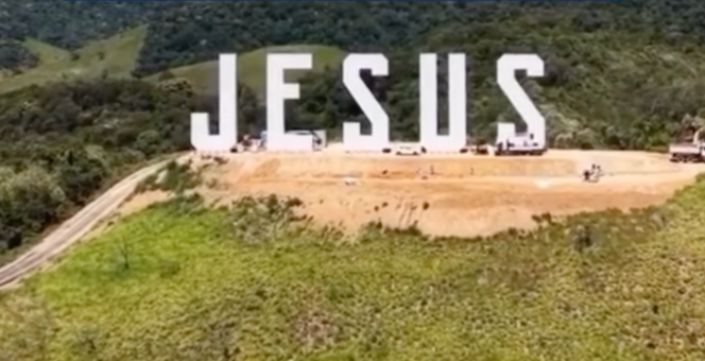Monte em Duque de Caxias ganha letreiro do nome de Jesus