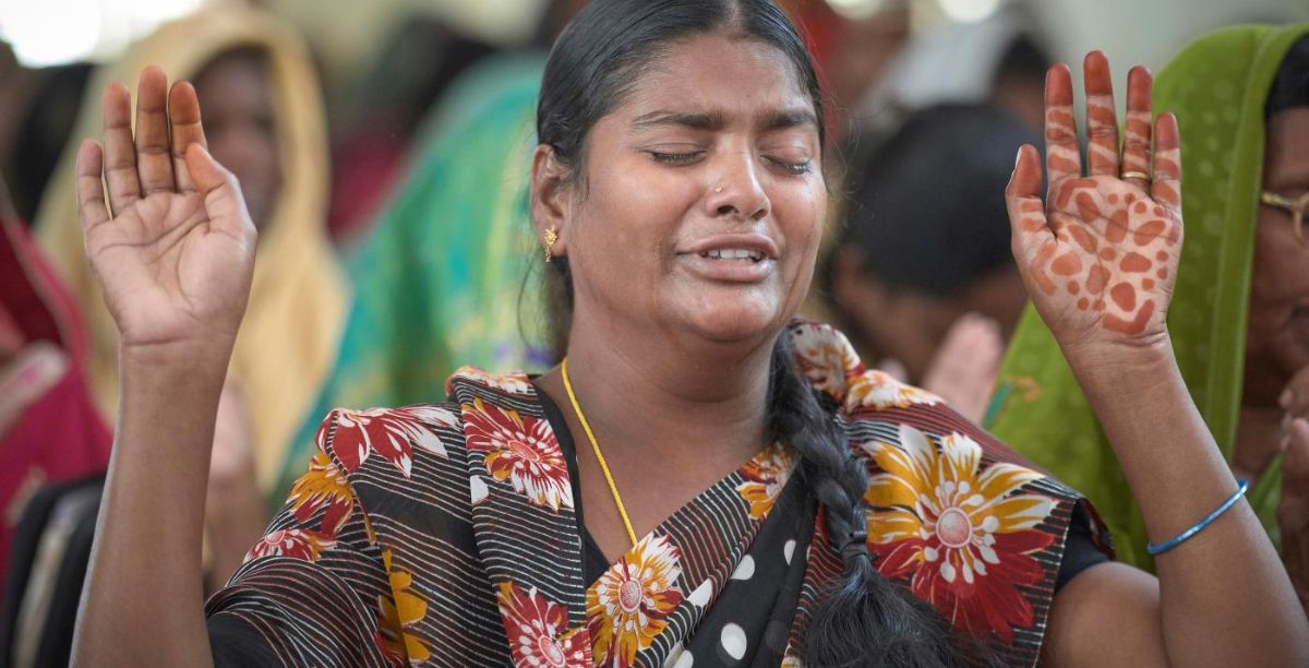 Multidão destrói casas de cristãos que recusam renunciar à fé