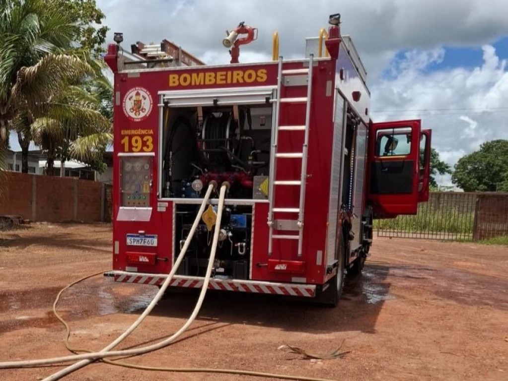Corpo de Bombeiros combate incêndio em caminhão que estava dentro de barracão em Cuiabá