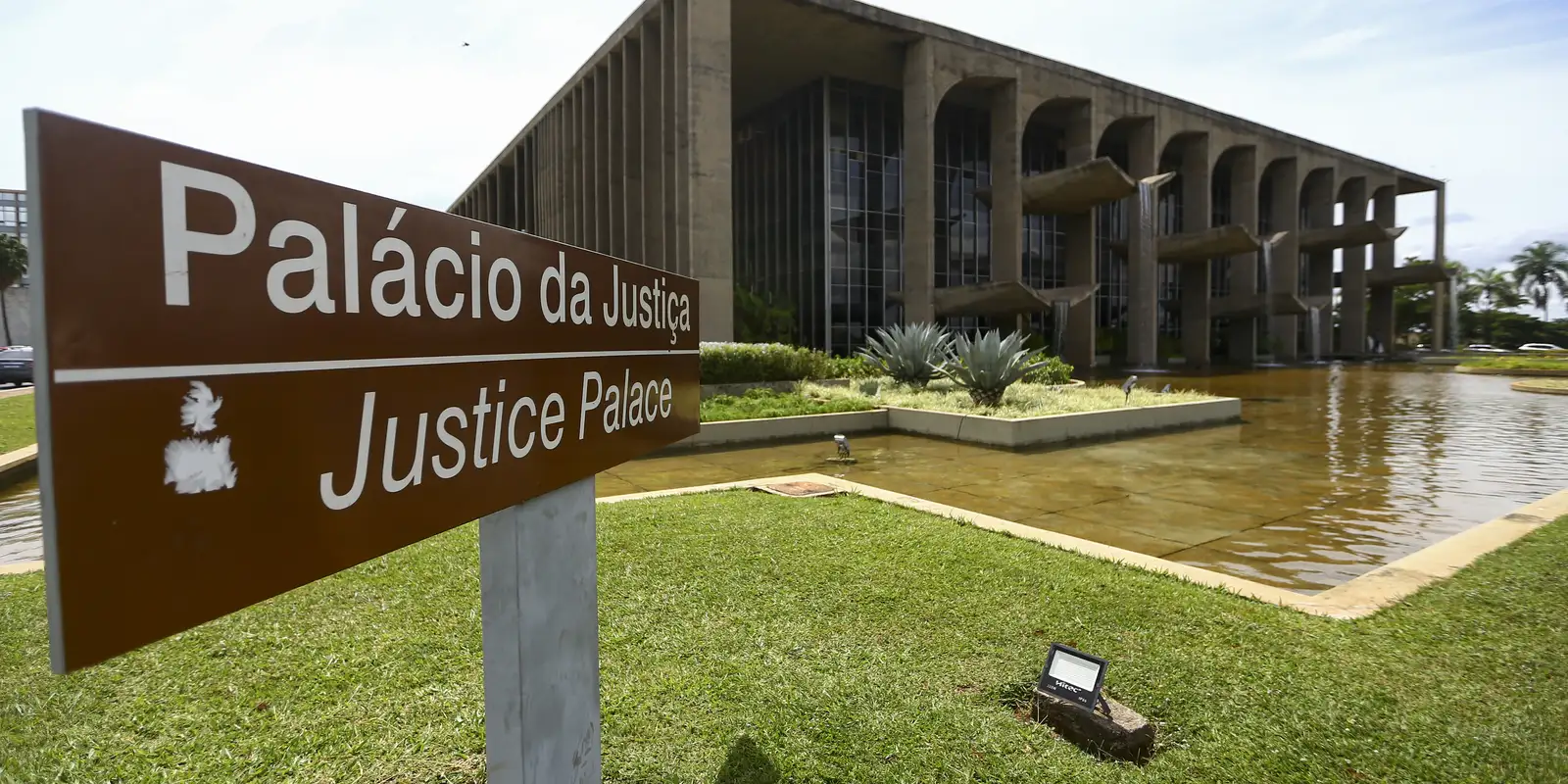 Lula nomeia Manoel Carlos de Almeida Neto ministro interino da Justiça