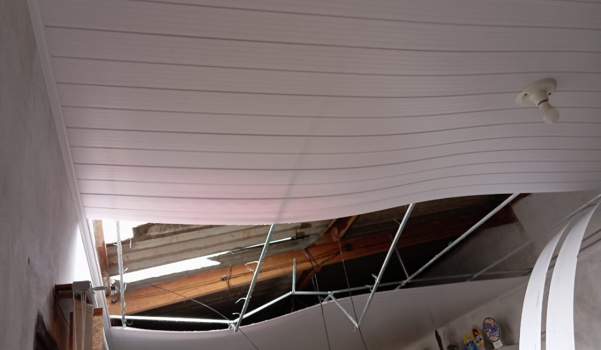 Chuva causa desabamento de telhado em casa com recém-nascido no interior de SP