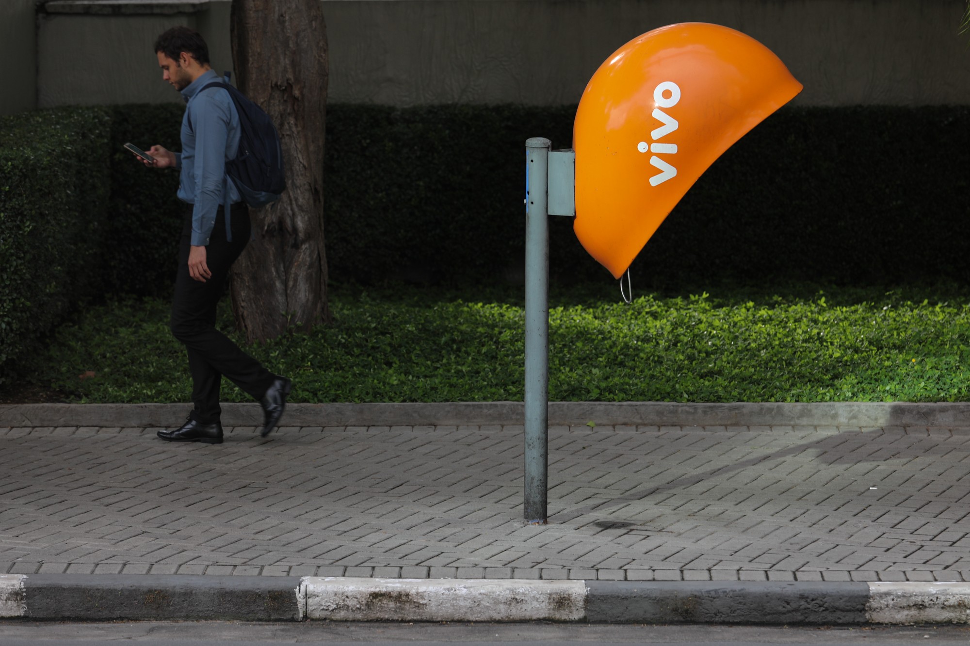 Orelhão foi criado por arquiteta chinesa que cresceu no Brasil e virou símbolo nacional; veja a história do telefone público