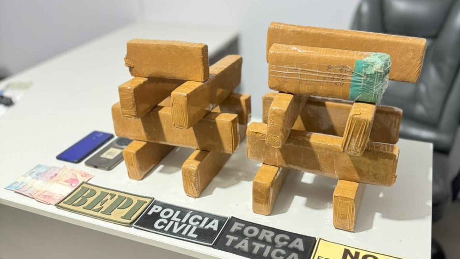 Suspeitos de tráfico são presos com 15 tabletes de maconha dentro de mala em ônibus interestadual no Piauí