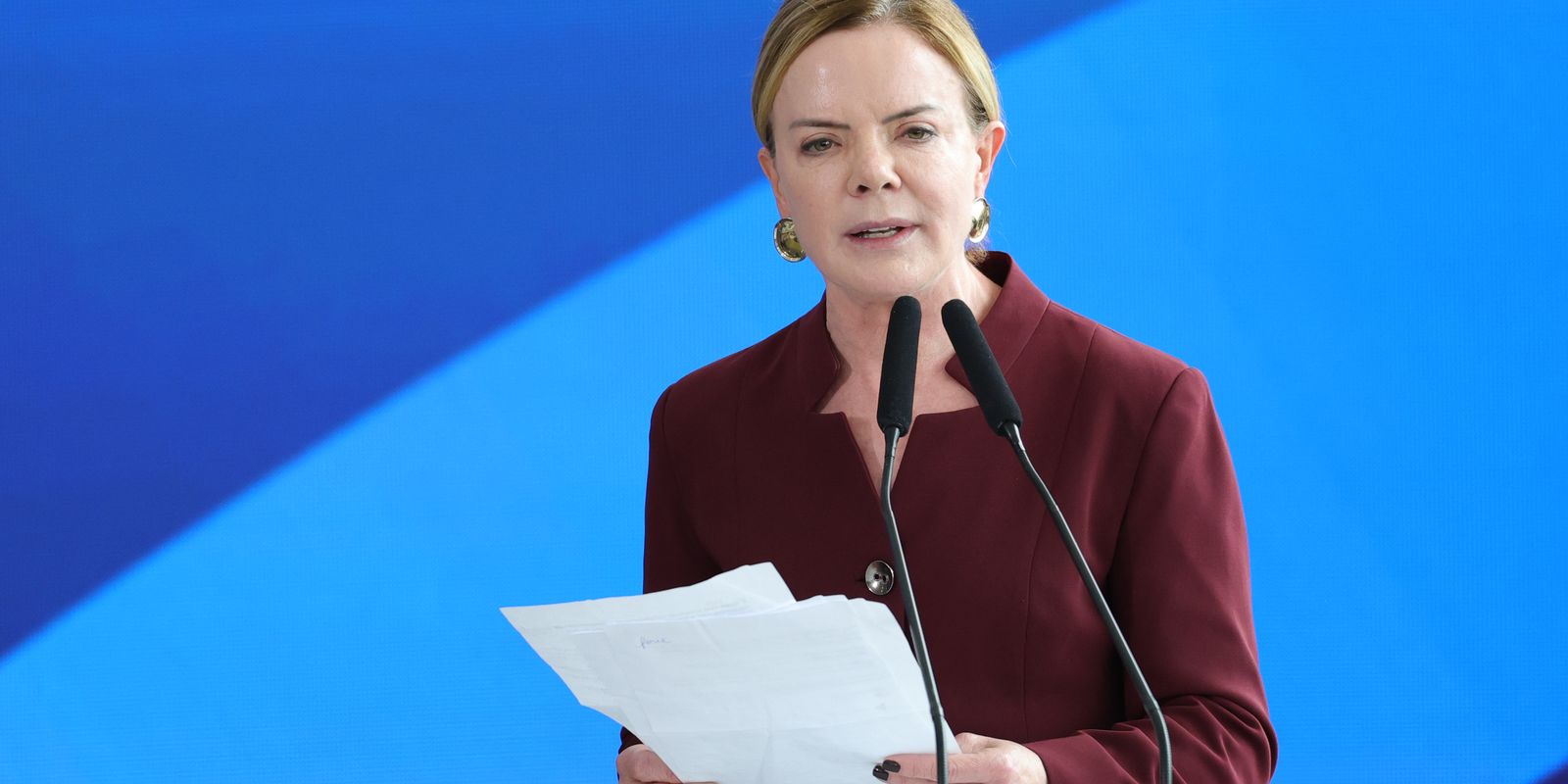 Governo pode ter projeto próprio para fim da escala 6X1, diz Gleisi