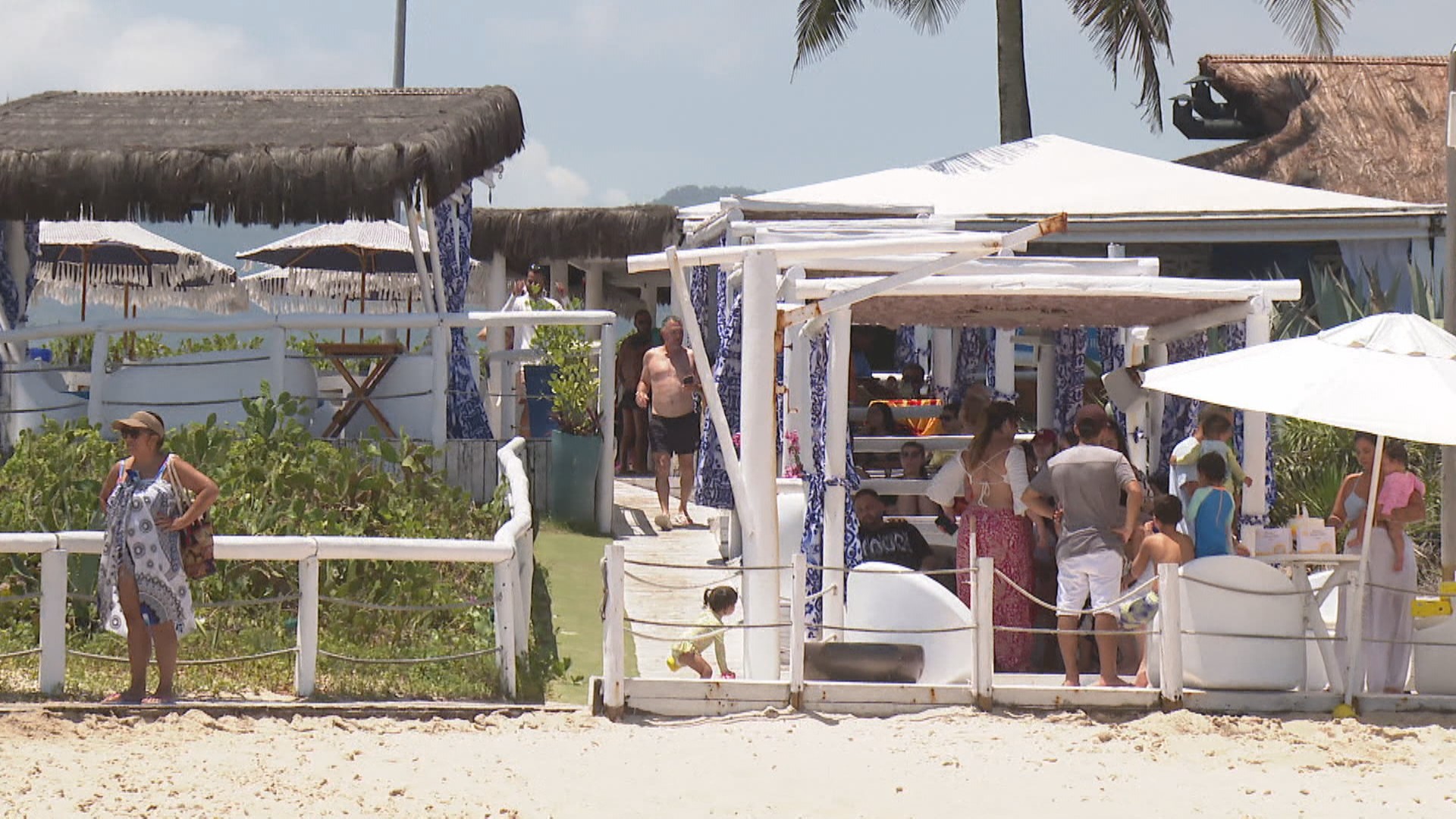 ‘Puxadinhos’ de quiosques nas areias do Rio são removidos