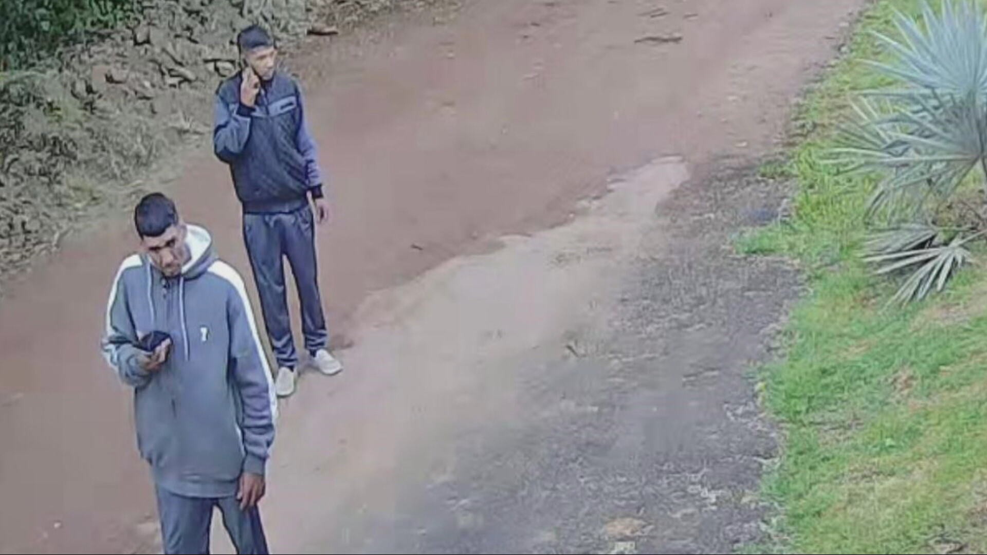 Família é feita refém e tem armas e carro roubados em Mateus Leme