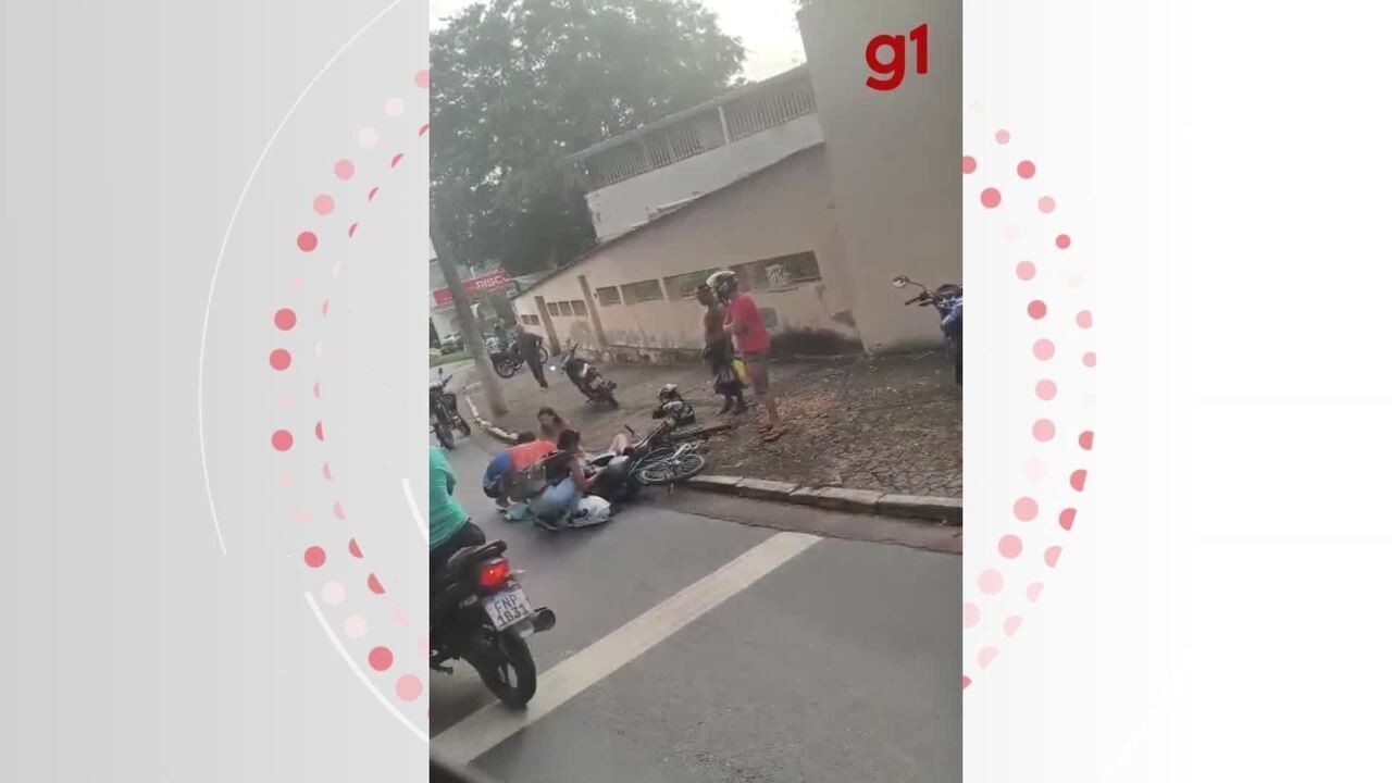 VÍDEO: Motociclista cai ao parar para observar acidente em MG