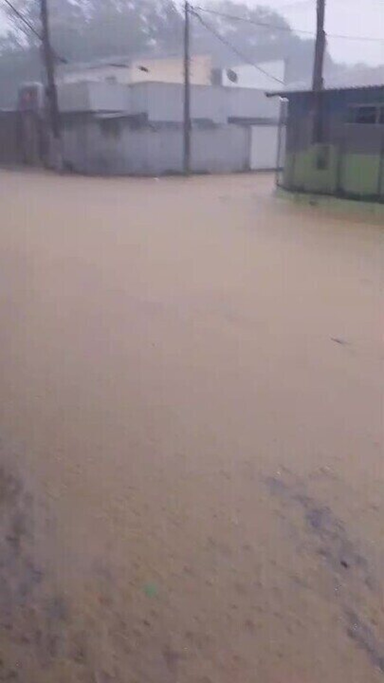 Chuva de 96,5 mm em uma hora provoca alagamentos em Engenheiro Passos, em Resende