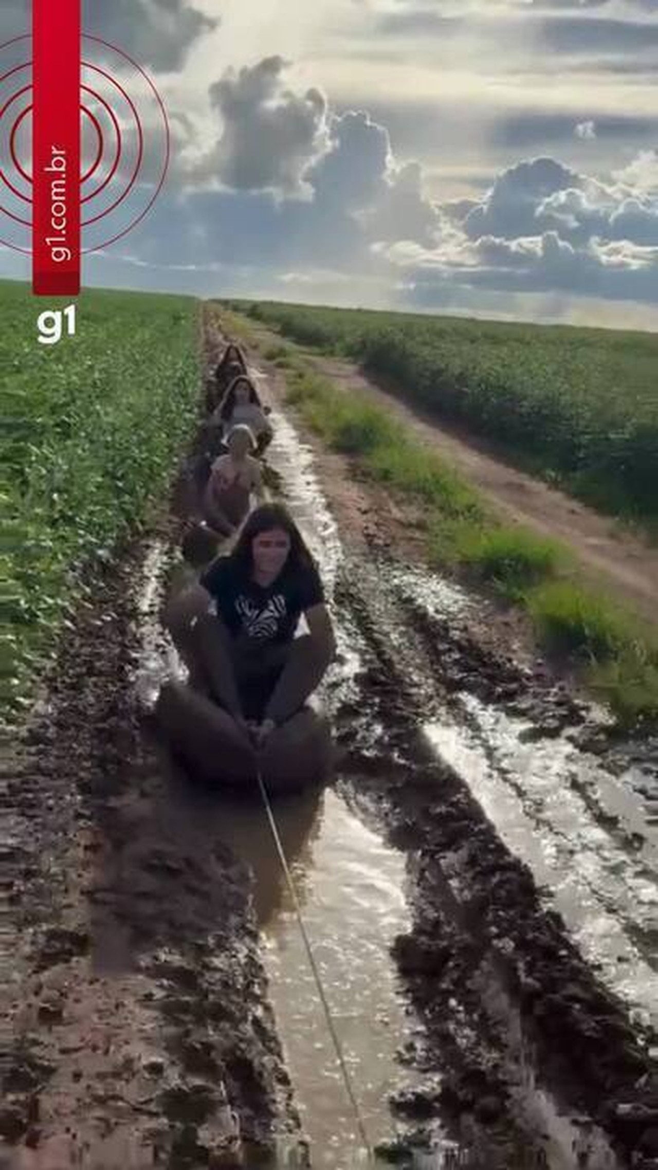 ‘Banana do agro’: crianças brincam com pneus na lama de lavoura de MT