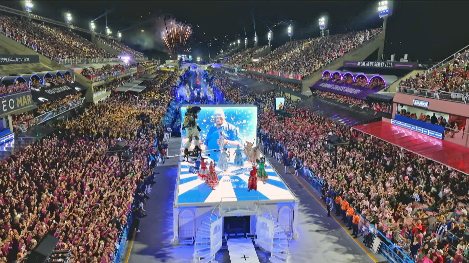 VÍDEO: homem ‘voa’ em drone gigante na comissão de frente da Portela