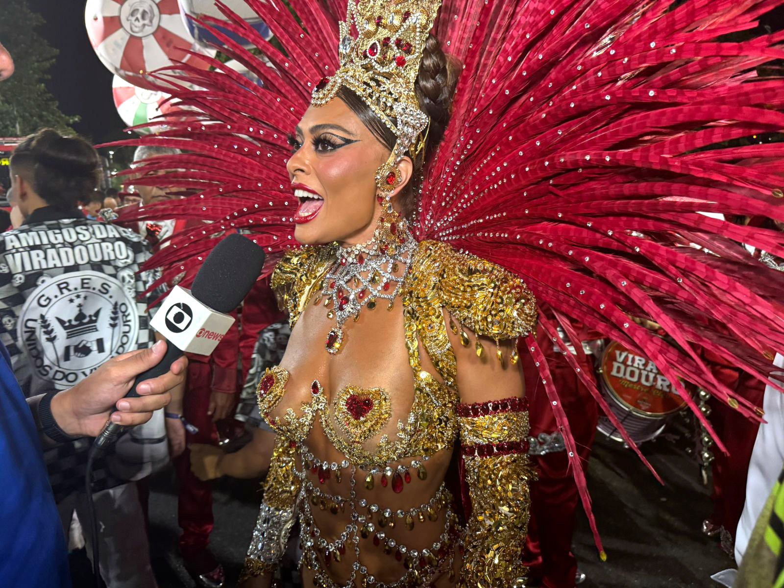 Fantasia de Juliana Paes homenageia todas as rainhas de Mestre Ciça