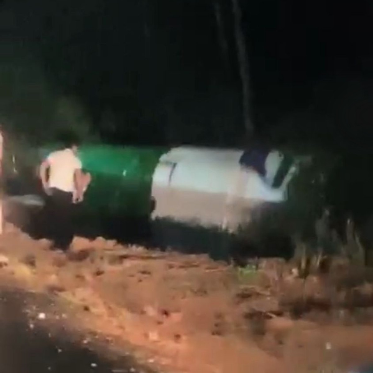 Motociclista morre e 28 ficam feridos após acidente com micro-ônibus