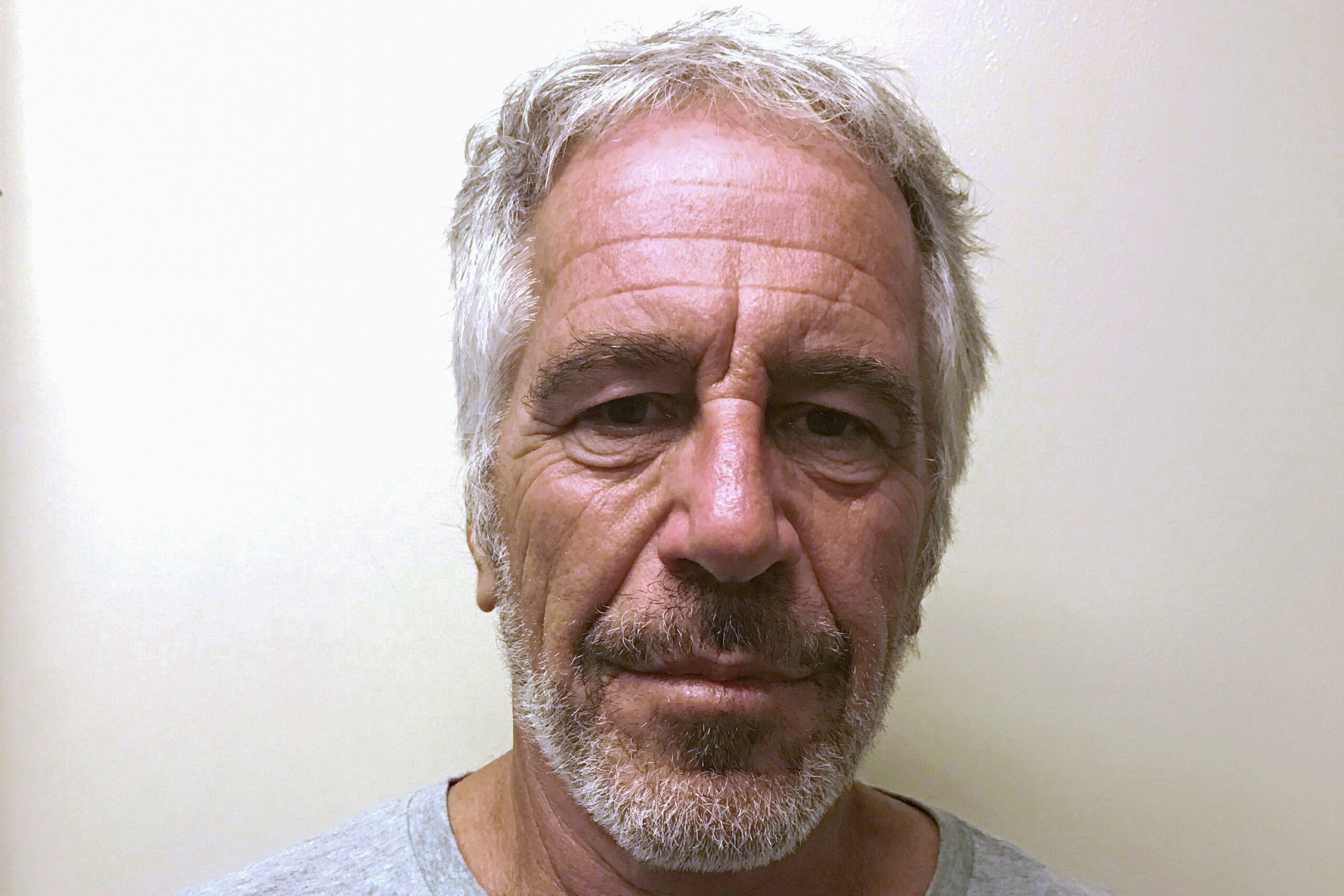 É #FAKE que foto mostre Jeffrey Epstein vivo em Israel; imagem foi criada com a IA do Google
