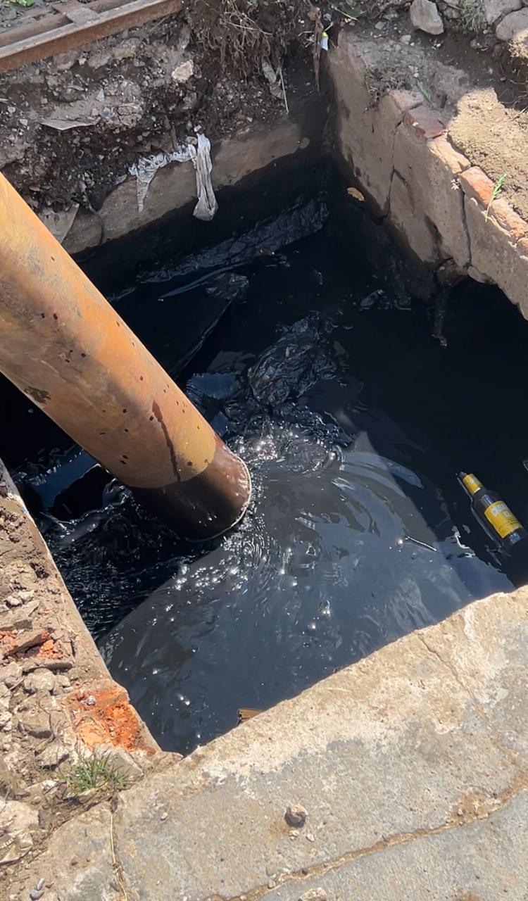 Limpeza de bocas de lobo na Av. Carmindo de Campos alerta contra descarte irregular
