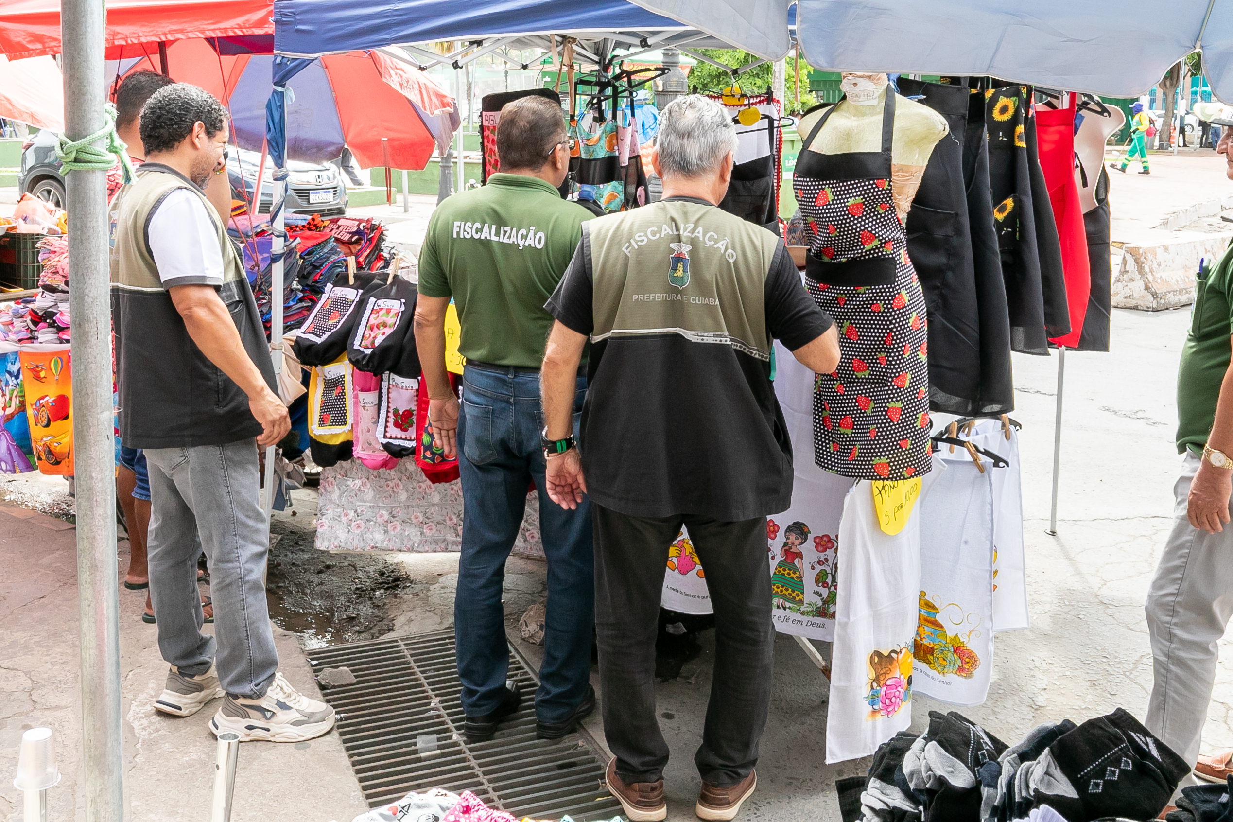 Operação da Ordem Pública apreende mercadorias de ambulantes irregulares e libera calçadas no Centro