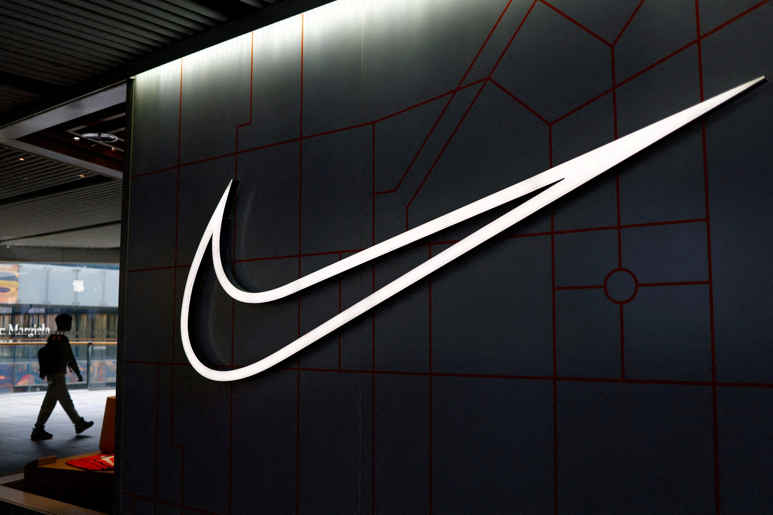 Nike é investigada por suposta 'discriminação' contra trabalhadores brancos