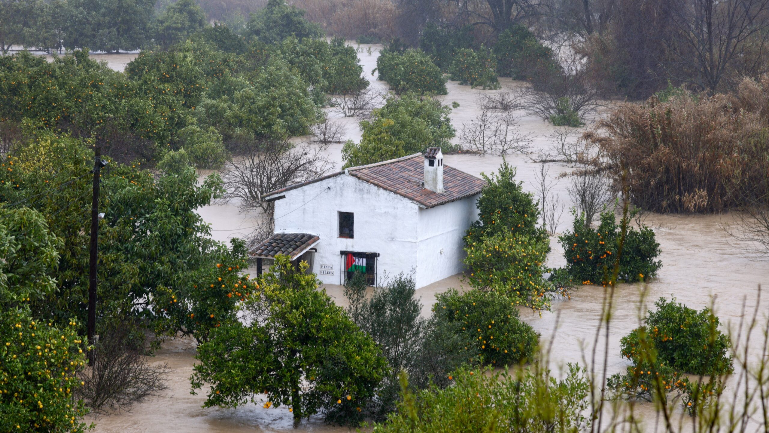 VÍDEO: cidade fica debaixo d'água após passagem de tempestade em Portugal