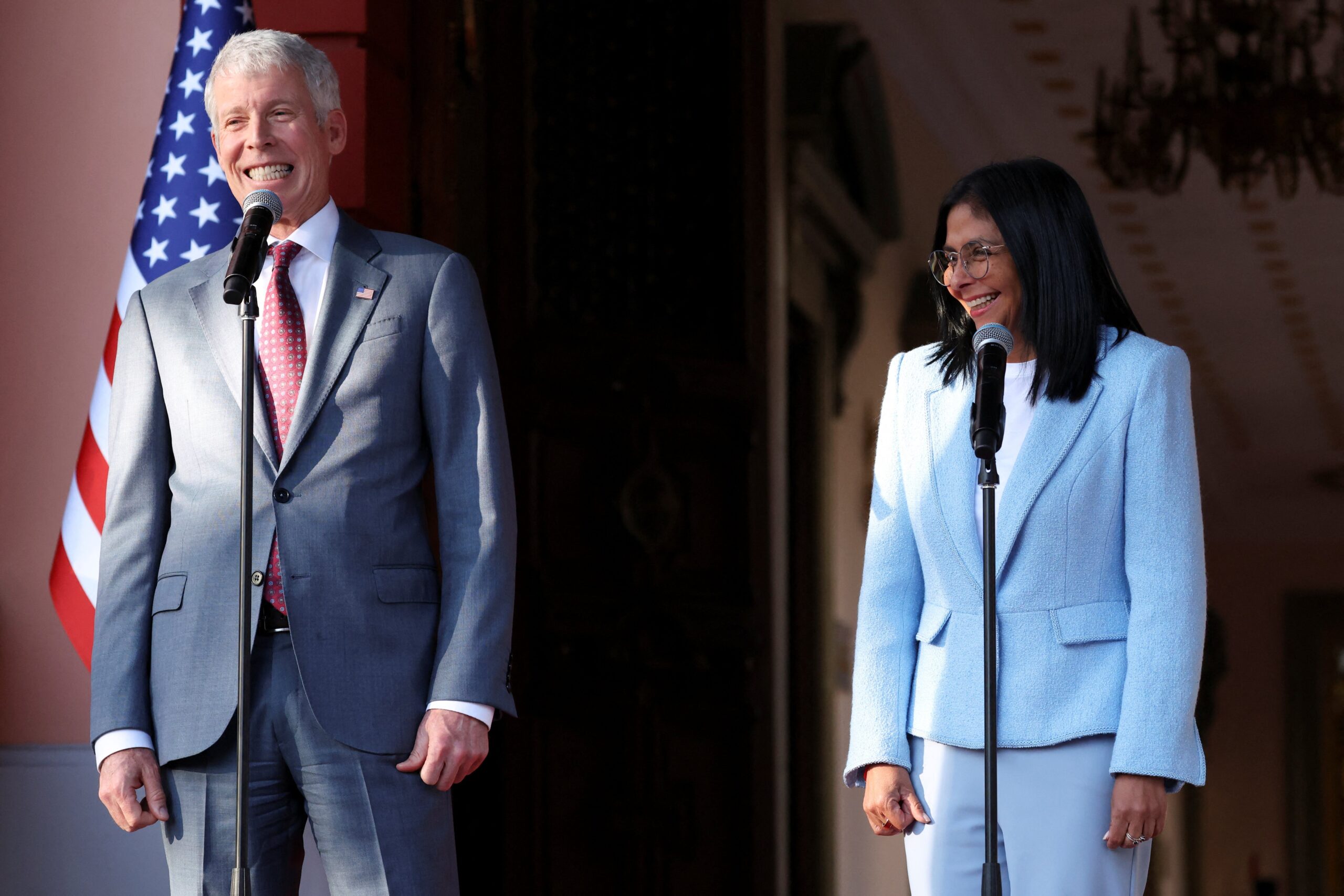 EUA vendem petróleo venezuelano e mandam dinheiro ao governo Rodríguez