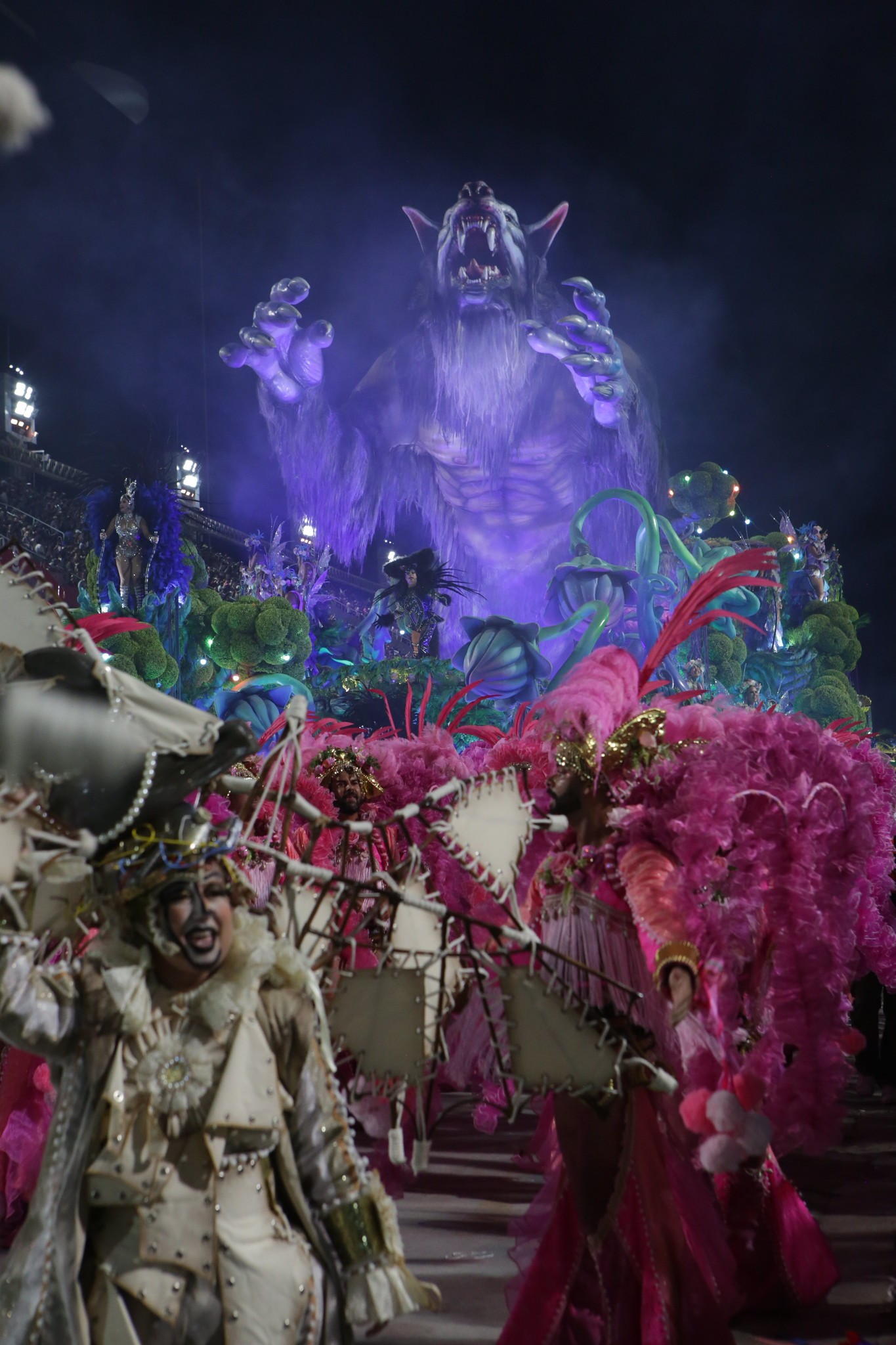 Lobisomem de 20 m e 4 ton da Imperatriz foi controlado por 13 pessoas