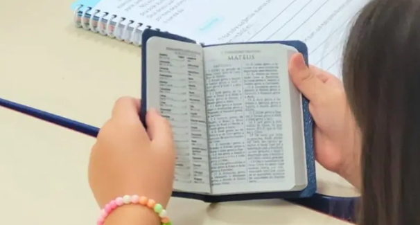 Prefeitura de Curitiba permite distribuição de Novos Testamentos em escolas municipais